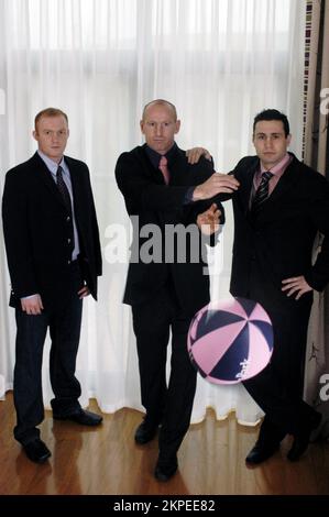 Eden Park Fashion Shooting mit walisischen Rugby-Internationals im Vale of Glamorgan Hotel, 6. Februar 2005. Bild: ROB WATKINS im Bild: Captain Gareth Thomas, Martyn Williams und Stephen Jones die Saison Wales gewann den Six Nations Grand Slam Stockfoto