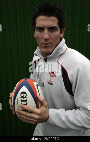 JAMES HOOK, RUGBYSPIELER, 2007: James Hook of Wales and Ospreys, fotografiert am 2. November 2007 in Neath, Wales. Foto: ROB WATKINS. INFO: James Hook, ein walisischer Rugbyspieler, ist bekannt für seine Vielseitigkeit auf dem Spielfeld, er spielte verschiedene Positionen, darunter Fly-Half, Center und Fullback. Hook ist bekannt für seine Schlagkraft und sein kreatives Spielverhalten und hat sowohl Club als auch Country mit Auszeichnung vertreten. Stockfoto