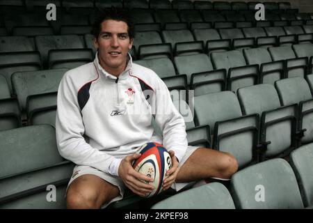 JAMES HOOK, RUGBYSPIELER, 2007: James Hook of Wales and Ospreys, fotografiert am 2. November 2007 in Neath, Wales. Foto: ROB WATKINS. INFO: James Hook, ein walisischer Rugbyspieler, ist bekannt für seine Vielseitigkeit auf dem Spielfeld, er spielte verschiedene Positionen, darunter Fly-Half, Center und Fullback. Hook ist bekannt für seine Schlagkraft und sein kreatives Spielverhalten und hat sowohl Club als auch Country mit Auszeichnung vertreten. Stockfoto