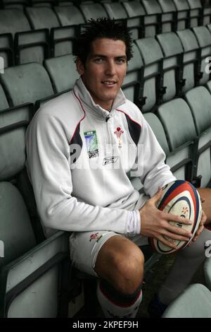 JAMES HOOK, RUGBYSPIELER, 2007: James Hook of Wales and Ospreys, fotografiert am 2. November 2007 in Neath, Wales. Foto: ROB WATKINS. INFO: James Hook, ein walisischer Rugbyspieler, ist bekannt für seine Vielseitigkeit auf dem Spielfeld, er spielte verschiedene Positionen, darunter Fly-Half, Center und Fullback. Hook ist bekannt für seine Schlagkraft und sein kreatives Spielverhalten und hat sowohl Club als auch Country mit Auszeichnung vertreten. Stockfoto