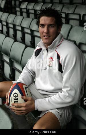JAMES HOOK, RUGBYSPIELER, 2007: James Hook of Wales and Ospreys, fotografiert am 2. November 2007 in Neath, Wales. Foto: ROB WATKINS. INFO: James Hook, ein walisischer Rugbyspieler, ist bekannt für seine Vielseitigkeit auf dem Spielfeld, er spielte verschiedene Positionen, darunter Fly-Half, Center und Fullback. Hook ist bekannt für seine Schlagkraft und sein kreatives Spielverhalten und hat sowohl Club als auch Country mit Auszeichnung vertreten. Stockfoto
