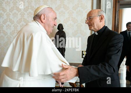 Italien, Rom, Vatikan, 2022/11/29. Papst Franziskus empfängt Monsignore Fernando Ocariz Brana, Prelate von Opus Dei im Vatikan. Foto: Vatikan Mediia / katholische Pressefotos . BESCHRÄNKT AUF REDAKTIONELLE VERWENDUNG - KEIN MARKETING - KEINE WERBEKAMPAGNEN. Stockfoto