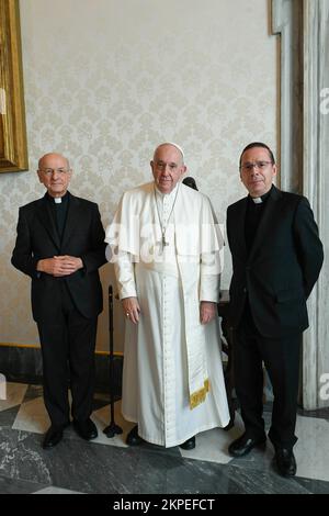 Italien, Rom, Vatikan, 2022/11/29. Papst Franziskus empfängt Monsignore Fernando Ocariz Brana, Prelate von Opus Dei im Vatikan. Foto: Vatikan Mediia / katholische Pressefotos . BESCHRÄNKT AUF REDAKTIONELLE VERWENDUNG - KEIN MARKETING - KEINE WERBEKAMPAGNEN. Stockfoto