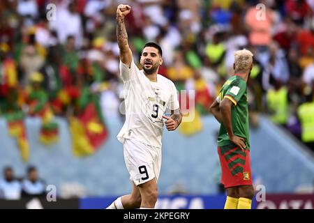 Foto Fabio Ferrari/LaPresse 28 Novembre 2022 Al Janoub Stadium, Katar - Sport - Calcio - Katar 2022 - Coppa del Mondo FIFA - Camerun vs Serbien - Gruppo G - Fase A Gironi - .nella foto: Goal di Mitrovic Aleksandar 28. November 2022 Al Janoub Stadium, Katar - Sport - Fußball - Katar 2022- FIFA Weltmeisterschaft - Kamerun / Serbien - Gruppe G - Gruppenbühne - . Auf dem Bild: Tor von Mitrovic Aleksandar/PRESSINPHOTO/Sipa USA Stockfoto