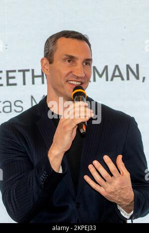 Brüssel, Belgien. 28.. November 2022. Wladimir Klitschko wurde am Montag, den 28. November 2022, auf dem Investitionsforum von Kiew 2022 im Brüsseler Rathaus fotografiert. Das Forum wird Finanzinstitute und private Investoren zusammenbringen, um einen Plan für die Erholung und Modernisierung der ukrainischen Hauptstadt Kiew zu entwickeln. BELGA FOTO HATIM KAGHAT Kredit: Belga News Agency/Alamy Live News Stockfoto