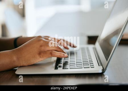 Laptop, Schreibmaschine und Autor mit Recherchen zum Schreiben von Webseiten, Newsletter- und Blog-Ideen oder Inspiration am Schreibtisch. Geschäftsbearbeitung Stockfoto