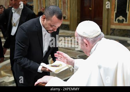 Italien, Rom, Vatikan, 2022/11/29 .Papst Franziskus empfängt im Vatikan die Gemeinschaft des Pius Latin American Pontifical College . Foto: Vatikan Mediia / katholische Pressefotos . BESCHRÄNKT AUF REDAKTIONELLE VERWENDUNG - KEIN MARKETING - KEINE WERBEKAMPAGNEN. Stockfoto