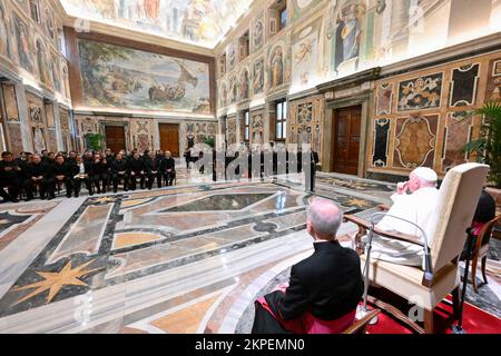 Italien, Rom, Vatikan, 2022/11/29 .Papst Franziskus empfängt im Vatikan die Gemeinschaft des Pius Latin American Pontifical College . Foto: Vatikan Mediia / katholische Pressefotos . BESCHRÄNKT AUF REDAKTIONELLE VERWENDUNG - KEIN MARKETING - KEINE WERBEKAMPAGNEN. Stockfoto