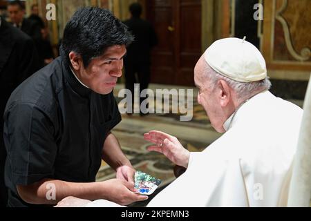 Italien, Rom, Vatikan, 2022/11/29 .Papst Franziskus empfängt im Vatikan die Gemeinschaft des Pius Latin American Pontifical College . Foto: Vatikan Mediia / katholische Pressefotos . BESCHRÄNKT AUF REDAKTIONELLE VERWENDUNG - KEIN MARKETING - KEINE WERBEKAMPAGNEN. Stockfoto