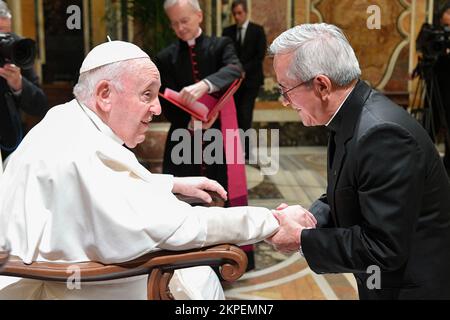 Italien, Rom, Vatikan, 2022/11/29 .Papst Franziskus empfängt im Vatikan die Gemeinschaft des Pius Latin American Pontifical College . Foto: Vatikan Mediia / katholische Pressefotos . BESCHRÄNKT AUF REDAKTIONELLE VERWENDUNG - KEIN MARKETING - KEINE WERBEKAMPAGNEN. Stockfoto