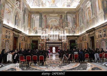 Italien, Rom, Vatikan, 2022/11/29 .Papst Franziskus empfängt im Vatikan die Gemeinschaft des Pius Latin American Pontifical College . Foto: Vatikan Mediia / katholische Pressefotos . BESCHRÄNKT AUF REDAKTIONELLE VERWENDUNG - KEIN MARKETING - KEINE WERBEKAMPAGNEN. Stockfoto