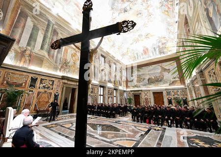 Italien, Rom, Vatikan, 2022/11/29 .Papst Franziskus empfängt im Vatikan die Gemeinschaft des Pius Latin American Pontifical College . Foto: Vatikan Mediia / katholische Pressefotos . BESCHRÄNKT AUF REDAKTIONELLE VERWENDUNG - KEIN MARKETING - KEINE WERBEKAMPAGNEN. Stockfoto