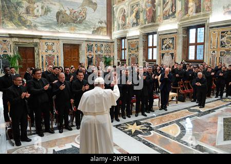 Italien, Rom, Vatikan, 2022/11/29 .Papst Franziskus empfängt im Vatikan die Gemeinschaft des Pius Latin American Pontifical College . Foto: Vatikan Mediia / katholische Pressefotos . BESCHRÄNKT AUF REDAKTIONELLE VERWENDUNG - KEIN MARKETING - KEINE WERBEKAMPAGNEN. Stockfoto