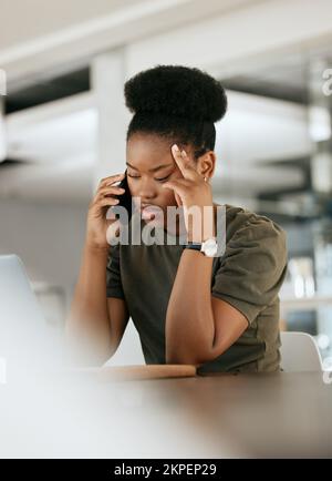 Kopfschmerzen, Anruf und schwarze Frau mit Geschäften, Burnout-Erfahrung und Gesprächen im Büro. Junge Frau, Mädchen und Unternehmerin mit Smartphone Stockfoto