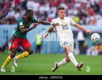 Al-Wakrah, Katar. 28.. November 2022. Sergej Milinkovic-Savic (R) aus Serbien kontrolliert den Ball während des Group-G-Spiels zwischen Serbien und Kamerun bei der FIFA-Weltmeisterschaft 2022 im Al Janoub-Stadion in Al Wakrah, Katar, 28. November 2022. Kredit: Meng Dingbo/Xinhua/Alamy Live News Stockfoto