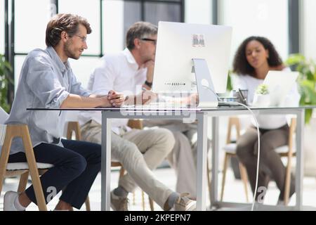 Gespräch zwischen Managern und Mitarbeitern im Büro Stockfoto