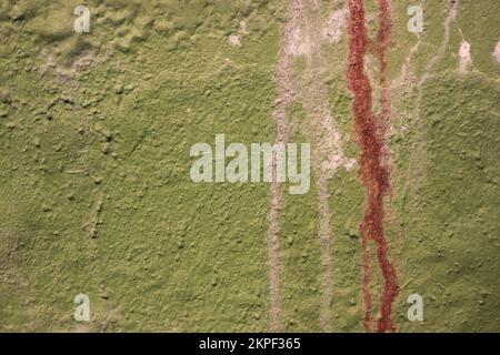 Rostige Flecken tropfen von der Betonwand. Stockfoto