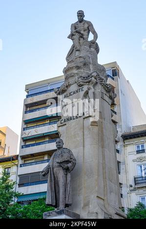 Alicante, Spanien - 12. September 2022: Denkmal des indigenen spanischen Politikers Jose Canalejas. Die Statue befindet sich am Haupteingang des Canalejas Parks Stockfoto