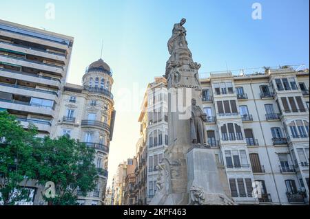 Alicante, Spanien - 12. September 2022: Denkmal des indigenen spanischen Politikers Jose Canalejas. Die Statue befindet sich am Haupteingang des Canalejas Parks Stockfoto