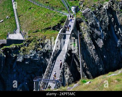 Fußgängerbrücke aus Stahlbeton über eine dramatische Meeresschlucht, die Cloghane Island mit dem Festland verbindet, Mizen Head Peninsula, County Cork, Irland Stockfoto