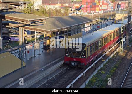 Eine S-Bahn fährt vom Bahnhof Pankow in Berlin ab. Deutschland Stockfoto