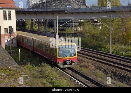 Eine S-Bahn fährt vom Bahnhof Pankow in Berlin ab. Deutschland Stockfoto