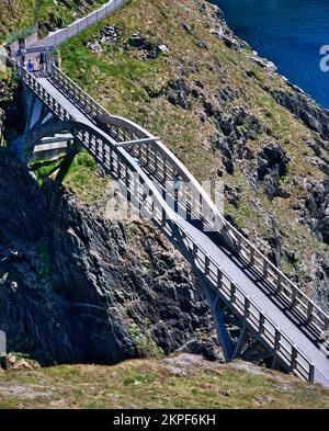 Fußgängerbrücke aus Stahlbeton über eine dramatische Meeresschlucht, die Cloghane Island mit dem Festland verbindet, Mizen Head Peninsula, County Cork, Irland Stockfoto