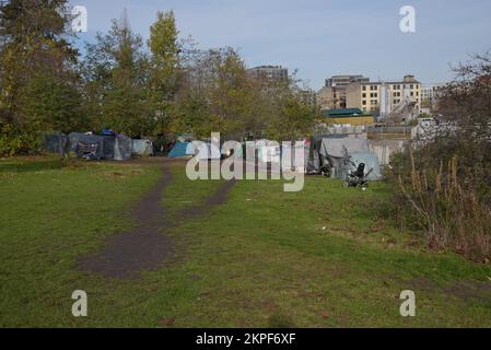 Eine Zeltstadt mit Obdachlosen, die in Zelten und anderen Bauten neben der Döberitzer Str. gegenüber dem Hauptbahnhof in Berlin schlafen Stockfoto