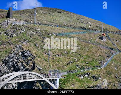 Fußgängerbrücke aus Stahlbeton über eine dramatische Meeresschlucht, die Cloghane Island mit dem Festland verbindet, Mizen Head Peninsula, County Cork, Irland Stockfoto