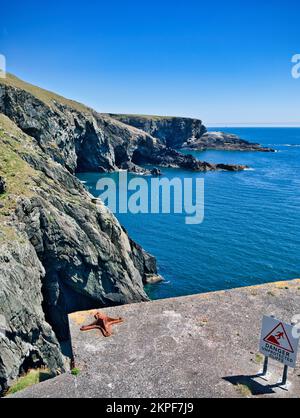 Gefahr ungeschützte Klippen Schild an der Westküste des Atlantiks von Irland, Mizen Head Cliffs, Mizen Head, Carbery, County Cork, Irland Stockfoto