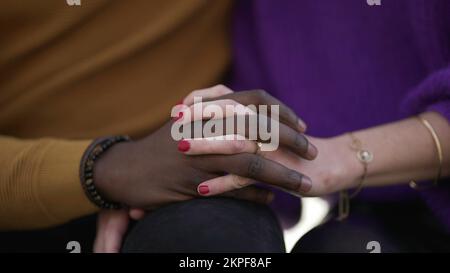 Nahaufnahme Diversity Hand in Hand. Zwei Menschen Hand in Hand. Stockfoto