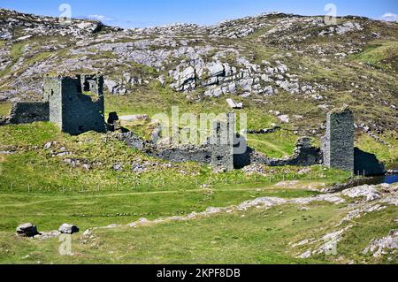 Dunlough Castle aus dem 13.. Jahrhundert auf den Klippen am Three Castle Head, Mizen Peninsula, County Cork, Irland Stockfoto