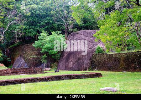 Unter der Sigiriya, genannt Löwenfelsen. Sri Lanka. Stockfoto