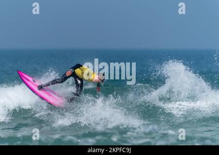 Ein junger männlicher Surfer, der an einem Surfwettbewerb in Fistral in Newquay in Cornwall im Vereinigten Königreich teilnimmt. Stockfoto