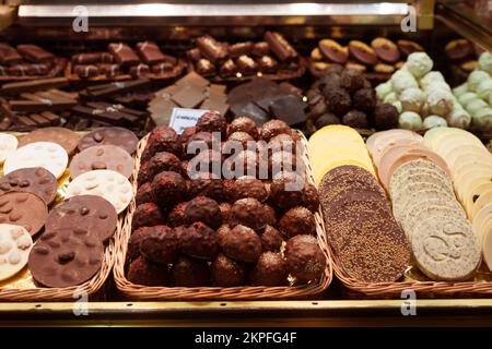 Schokoladentrüffelkugeln auf dem Marktschalter Stockfoto