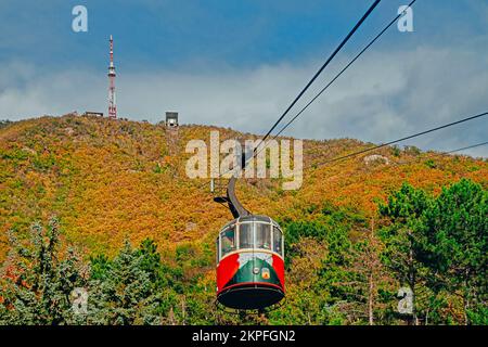 Klassische Seilbahn. Seilbahn zum Gipfel des Berges Beshtau, kaukasisches Mineralwasser. Eine der Sehenswürdigkeiten von Pyatigorsk, Russland. Kaukasische Mineralnye Vody-Region. Ausflug zu Aussichtspunkten in den Bergen. Stockfoto