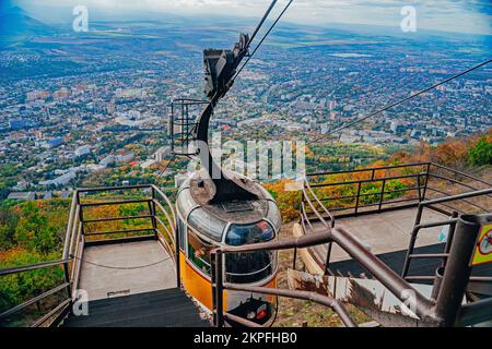 Klassische Seilbahn. Seilbahn zum Gipfel des Berges Beshtau, kaukasisches Mineralwasser. Eine der Sehenswürdigkeiten von Pyatigorsk, Russland. Kaukasische Mineralnye Vody-Region. Ausflug zu Aussichtspunkten in den Bergen. Stockfoto