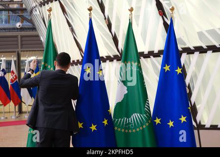 Brüssel, Belgien. 28.. November 2022. Flaggen der Afrikanischen Union und der Europäischen Union am 28. November 2022 in Brüssel, Belgien. Kredit: ALEXANDROS MICHAILIDIS/Alamy Live News Stockfoto