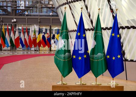 Brüssel, Belgien. 28.. November 2022. Flaggen der Afrikanischen Union und der Europäischen Union am 28. November 2022 in Brüssel, Belgien. Kredit: ALEXANDROS MICHAILIDIS/Alamy Live News Stockfoto