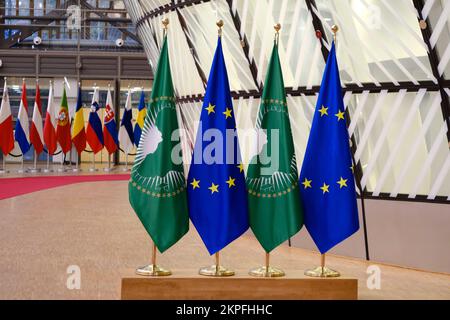 Brüssel, Belgien. 28.. November 2022. Flaggen der Afrikanischen Union und der Europäischen Union am 28. November 2022 in Brüssel, Belgien. Kredit: ALEXANDROS MICHAILIDIS/Alamy Live News Stockfoto