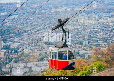 Pyatigorsk, Russland. 24. Oktober 2022. Klassische Seilbahn. Seilbahn zum Gipfel des Berges Beshtau, kaukasisches Mineralwasser. Ausflug zu Aussichtspunkten in den Bergen. Stockfoto