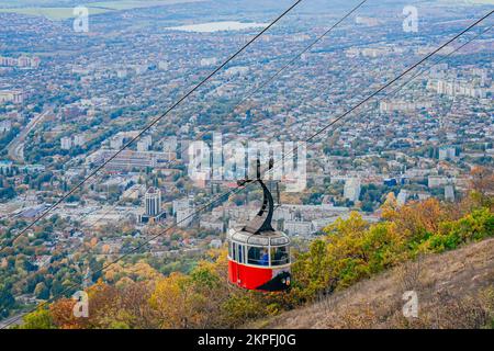 Pyatigorsk, Russland. 24. Oktober 2022. Klassische Seilbahn. Seilbahn zum Gipfel des Berges Beshtau, kaukasisches Mineralwasser. Ausflug zu Aussichtspunkten in den Bergen. Stockfoto