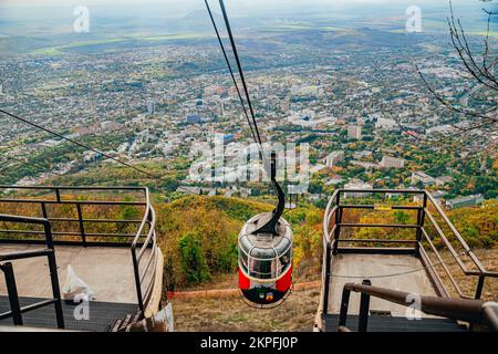 Pyatigorsk, Russland. 24. Oktober 2022. Klassische Seilbahn. Seilbahn zum Gipfel des Berges Beshtau, kaukasisches Mineralwasser. Ausflug zu Aussichtspunkten in den Bergen. Stockfoto