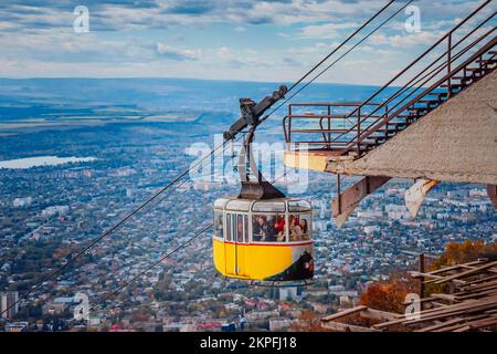 Pyatigorsk, Russland. 24. Oktober 2022. Klassische Seilbahn. Seilbahn zum Gipfel des Berges Beshtau, kaukasisches Mineralwasser. Ausflug zu Aussichtspunkten in den Bergen. Stockfoto