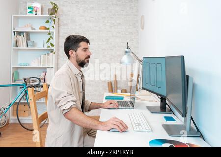 Freiberufler, der von zu Hause aus arbeitet. Millennials arbeiten am Computer-Schreibtisch Stockfoto