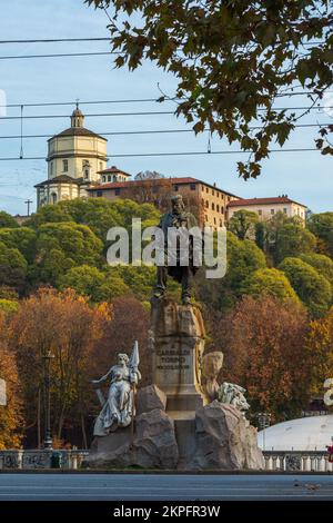 Denkmal, das Giuseppe Garibaldi in Turin gewidmet ist, mit dem Monte dei Cappuccini im Hintergrund Stockfoto