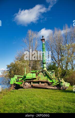 Komatsu-Amphibiendozer am Flussufer im Herbst. Stockfoto