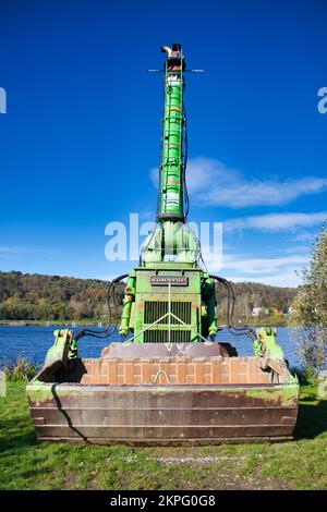 Komatsu-Amphibiendozer am Flussufer im Herbst. Stockfoto