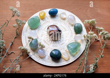 Edelsteine für Zodiakzeichen, Mineralien auf der Zodiakarte. Vorhersagen, Hexerei, spirituelle esoterische Praxis. Stockfoto