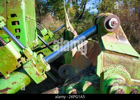 Komatsu-Amphibiendozer am Flussufer im Herbst. Stockfoto